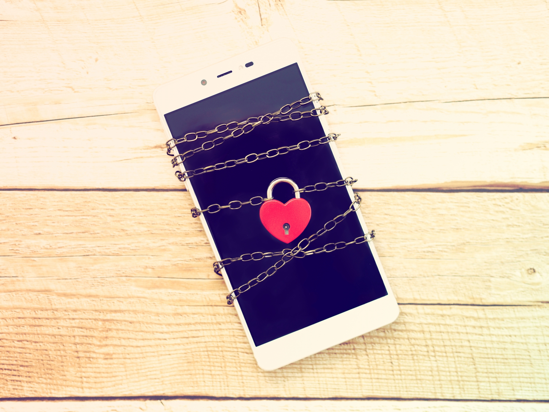 スマホの浮気サイン、どこまで見てもいい？【安全に真実を確かめる方法】