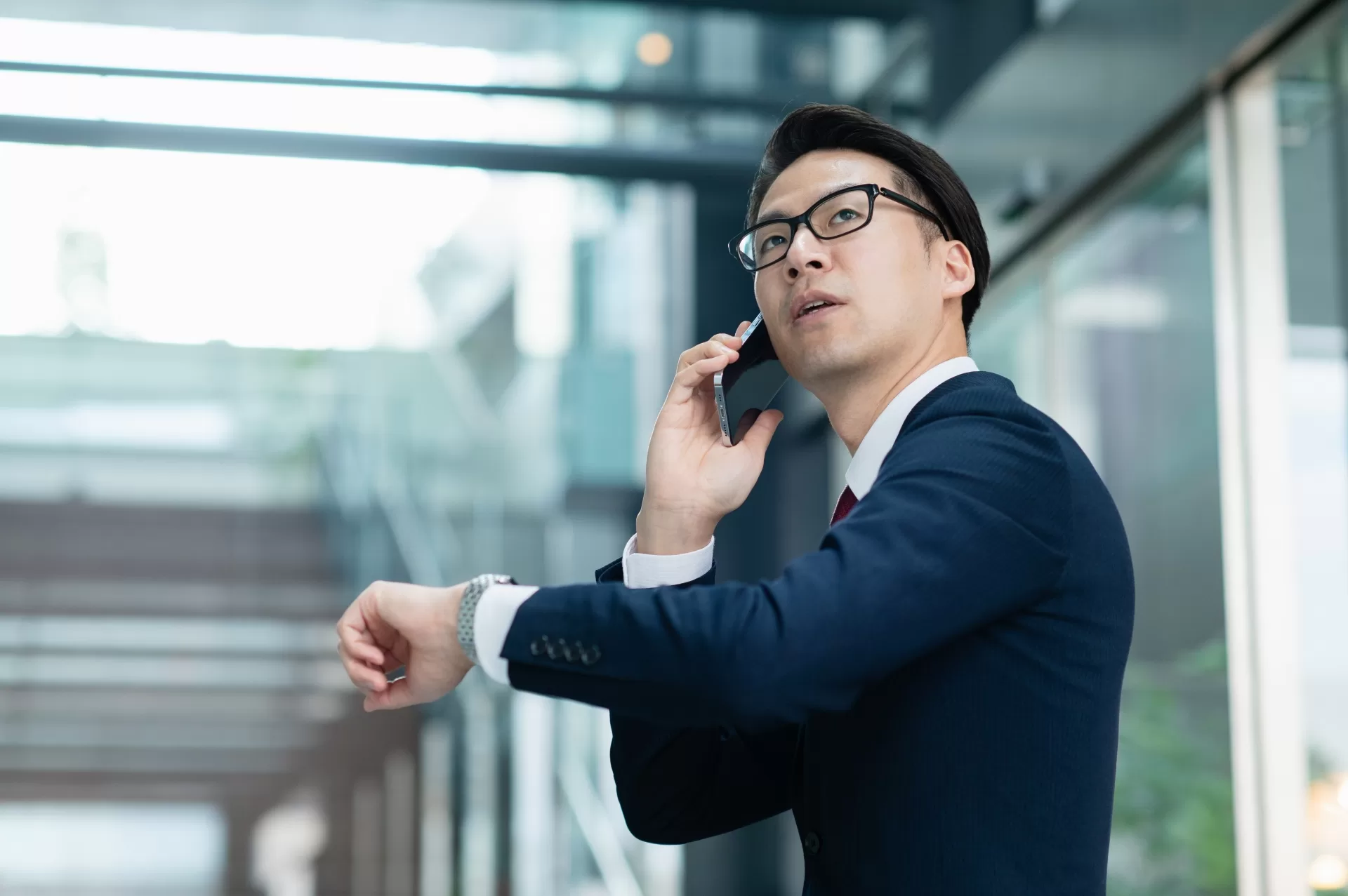 「仕事が忙しい」は本当？多忙を理由にするパートナーの心理と見抜き方